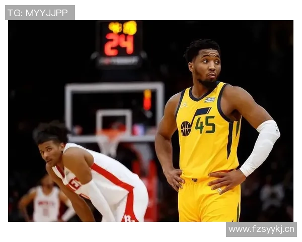 前爵士双煞戈贝尔米切尔赛场趣味互动赌现金引发球迷热议 前爵士双煞戈贝尔米切尔赛场趣味互动赌现金引发球迷热议